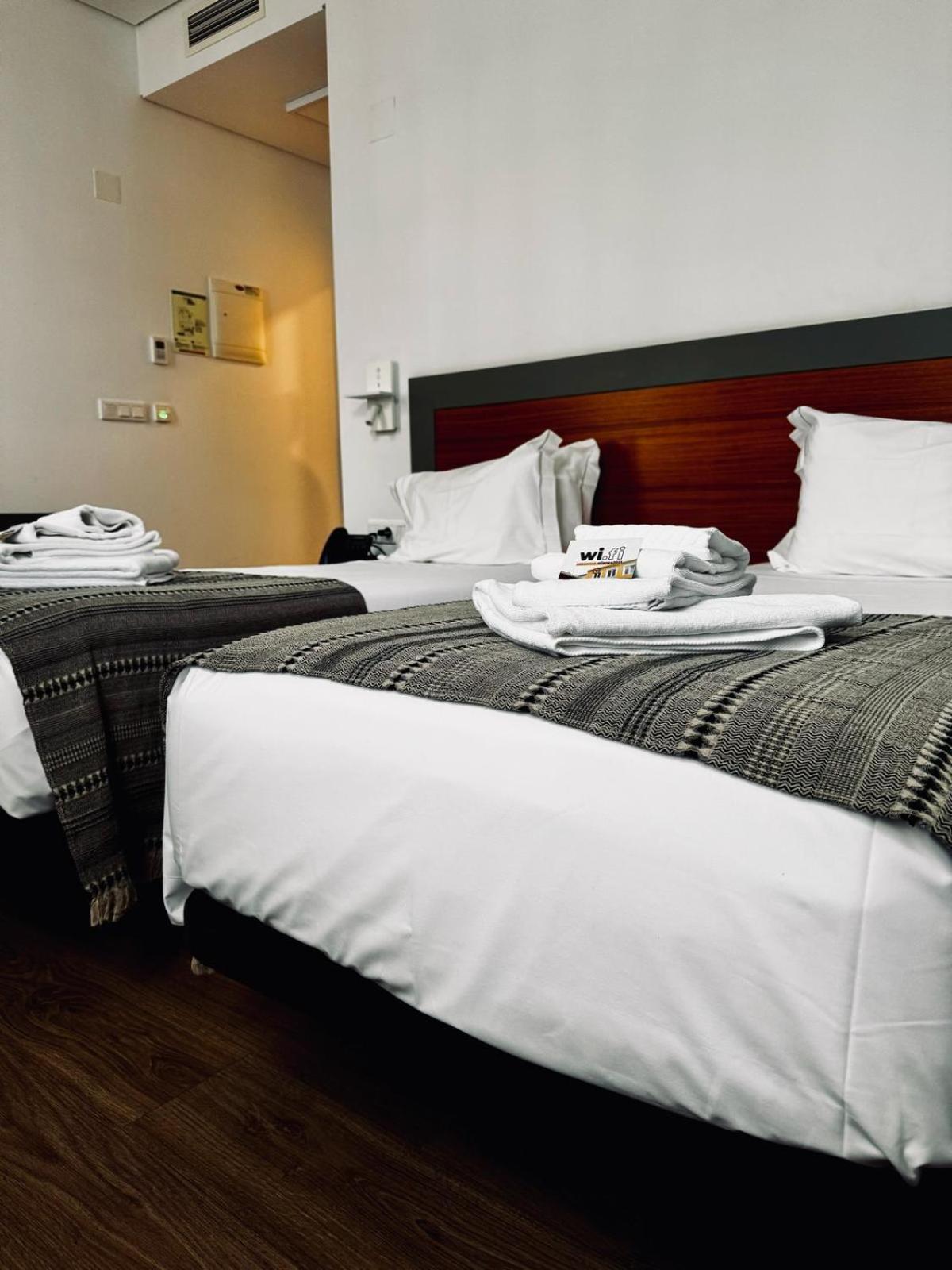Angra do Heroísmo Alianca Cafe & Hostel מראה חיצוני תמונה