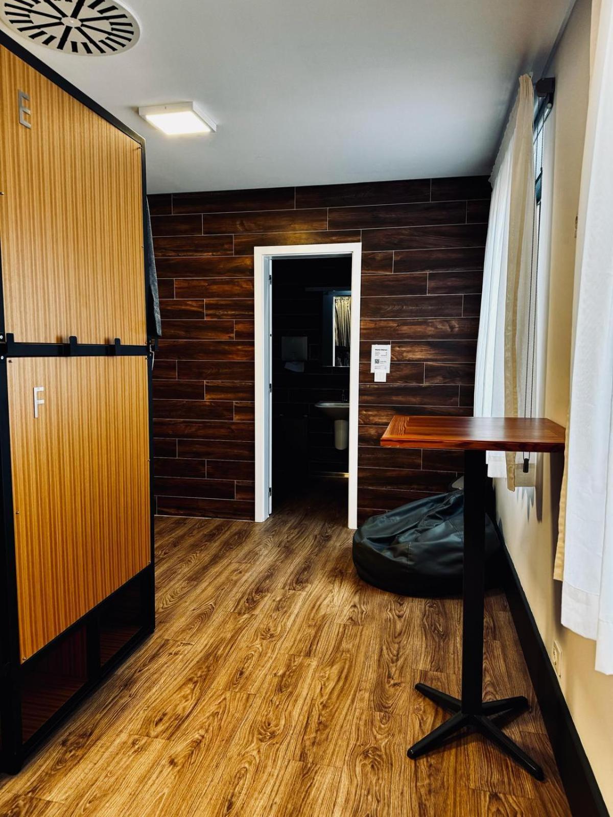 Angra do Heroísmo Alianca Cafe & Hostel מראה חיצוני תמונה